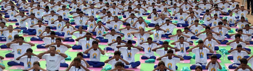 Massen-Yoga in Neu Delhi | Bildquelle: AFP