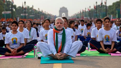 Indiens Premier Modi macht Yoga | Bildquelle: AP